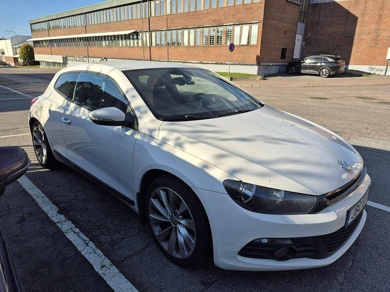 Vit Begagnad 2010 VW Scirocco GT Sportkupé | 98 000 kr (Marknadspris) - Bild 1/4