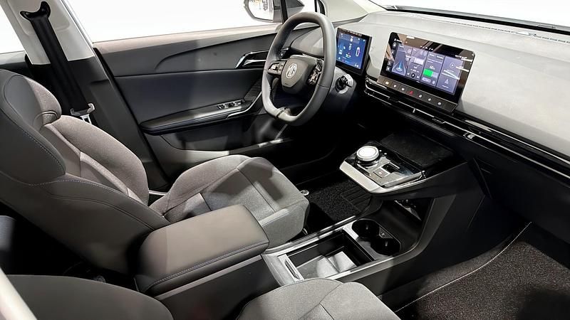 Begagnad MG MG4 EV 125 kW (170 HK) 2024 Vit Halvkombi