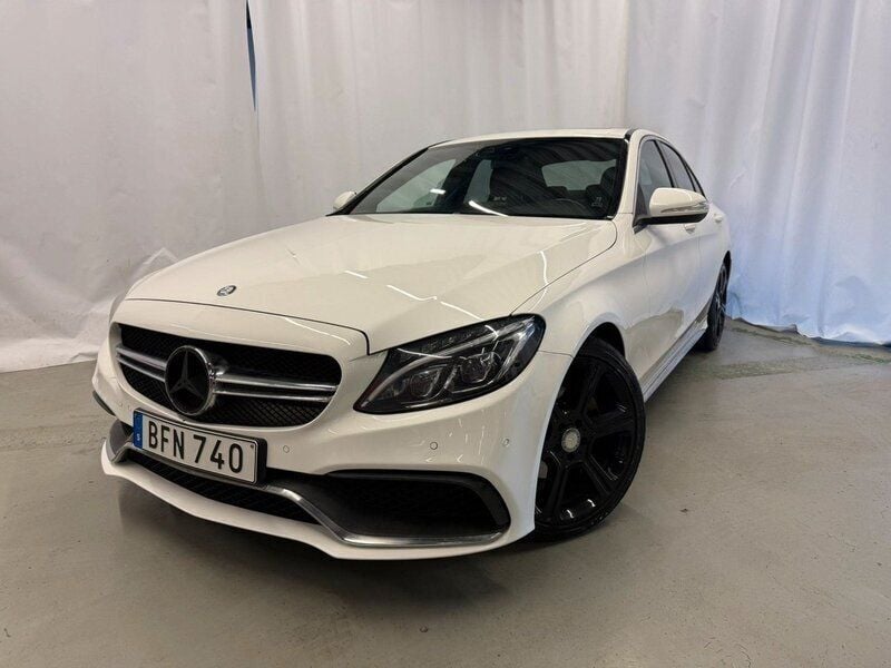 Vit Begagnad 2015 Mercedes C63 AMG Sedan | 169 900 kr - Bild 1/4