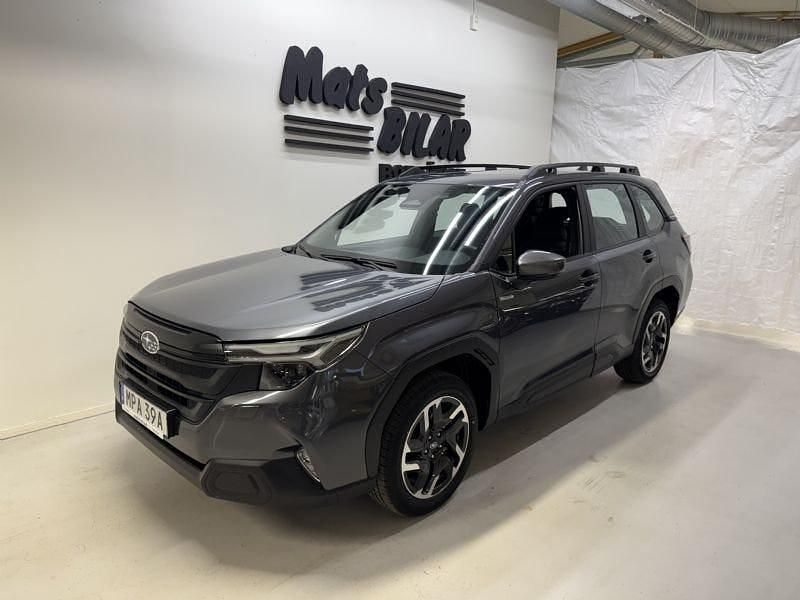 Grå Ny 2025 Subaru Forester SUV | 408 400 kr (Marknadspris) - Bild 1/4
