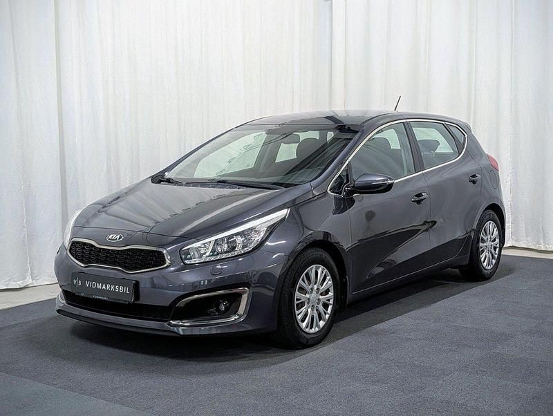 Grå Begagnad 2015 Kia Ceed Halvkombi | 119 900 kr (Marknadspris) - Bild 1/4
