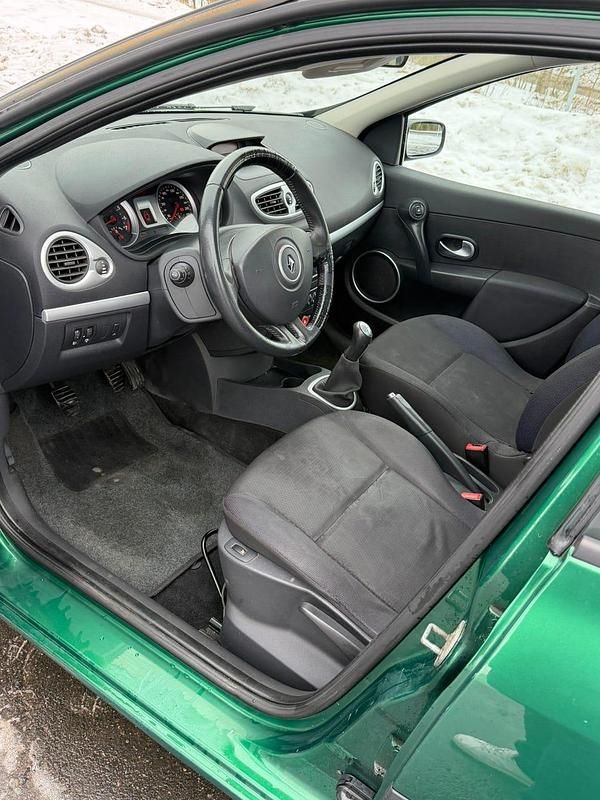 Begagnad Renault Clio R.S. 98 HK (72 kW) 2006 Halvkombi