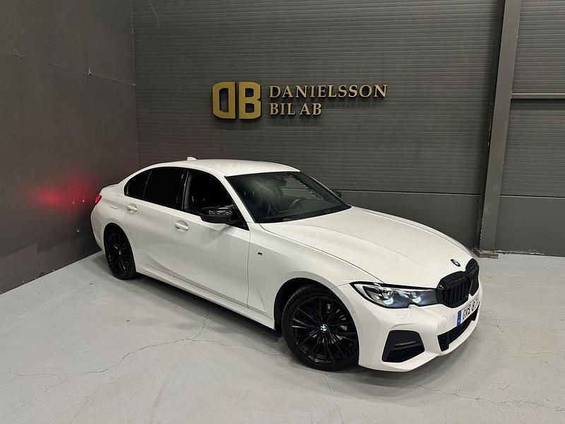 Vit Begagnad 2020 BMW 320 M Sport Sedan | 279 800 kr (Marknadspris) - Bild 1/4