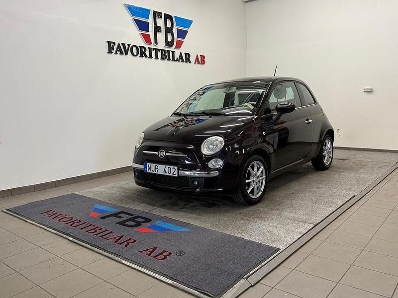 Lila Begagnad 2013 Fiat 500 Lounge Halvkombi | 59 900 kr (Marknadspris) - Bild 1/4