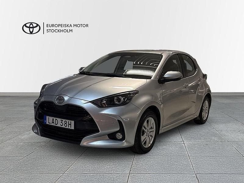 Silver Ny 2025 Toyota Yaris Hybrid Active Halvkombi | 239 800 kr (Bra pris) - Bild 1/4