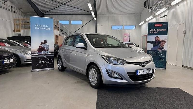 Silver Begagnad 2013 Hyundai i20 Select Halvkombi | 74 900 kr (Lite dyr) - Bild 1/4