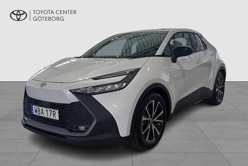 Vit Begagnad 2023 Toyota C-HR Style SUV | 369 900 kr (Marknadspris) - Bild 1/4