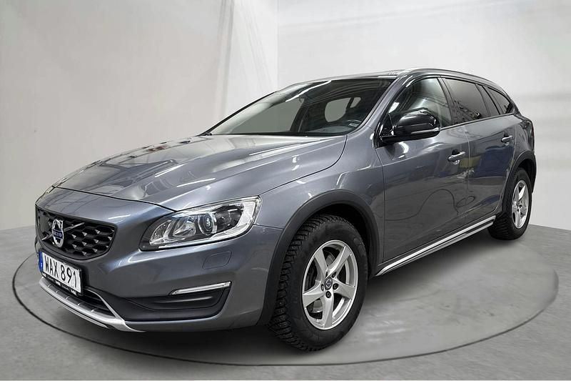 Grå Begagnad 2017 Volvo V60 CC Summum Kombi | 194 900 kr (Bra pris) - Bild 1/4