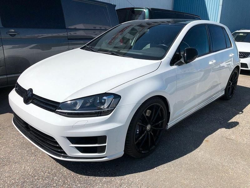 Vit Begagnad 2015 VW Golf VII R Halvkombi | 249 000 kr (Lite dyr) - Bild 1/4