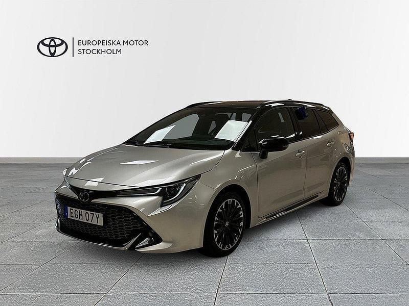Silver (silvermetallic/svart tak) Begagnad 2022 Toyota Corolla Sport Kombi | 259 900 kr (Marknadspris) - Bild 1/4