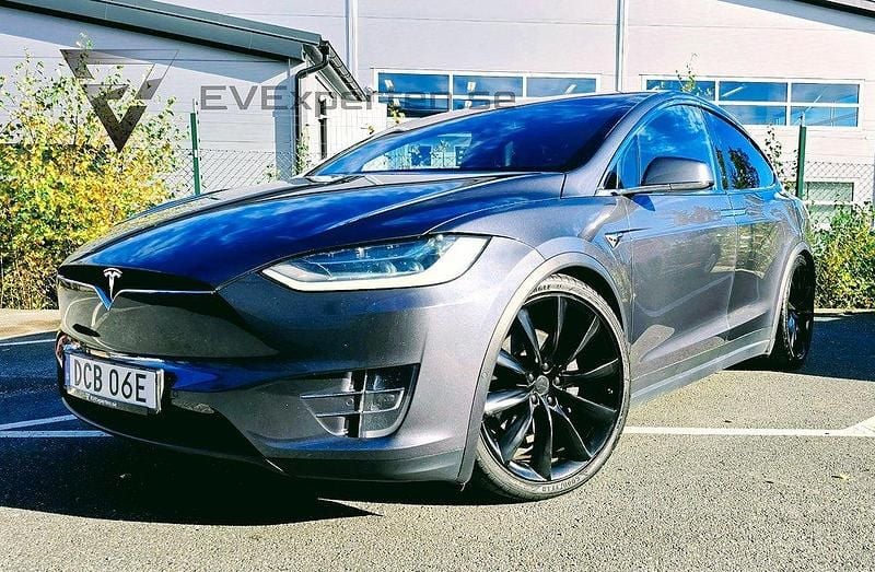 Grå Begagnad 2020 Tesla Model X SUV | 499 000 kr (Lite dyr) - Bild 1/4