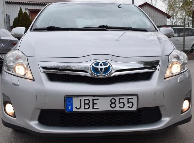 Silver Begagnad 2011 Toyota Auris Hybrid Plus Halvkombi | 80 000 kr (Marknadspris) - Bild 1/4