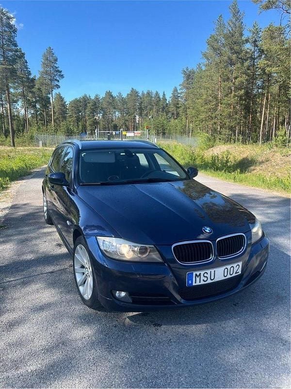 Blå Begagnad 2012 BMW 320 Kombi | 74 000 kr (Marknadspris) - Bild 1/4