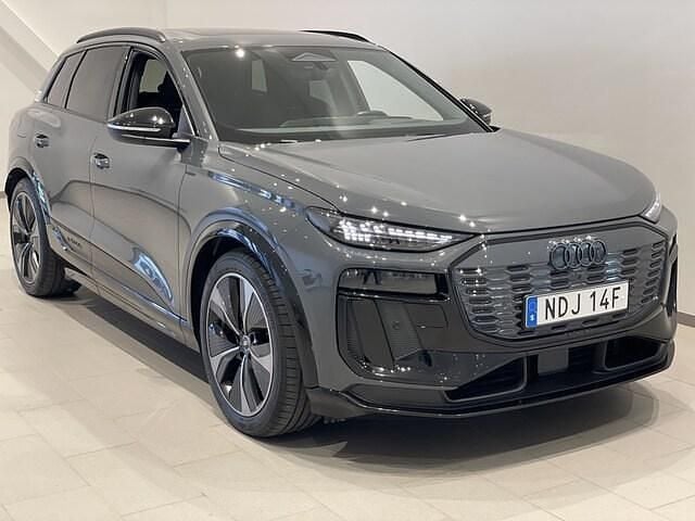 Grå Begagnad 2024 Audi Q6 e-tron S-Line SUV | 828 900 kr (Lite dyr) - Bild 1/4