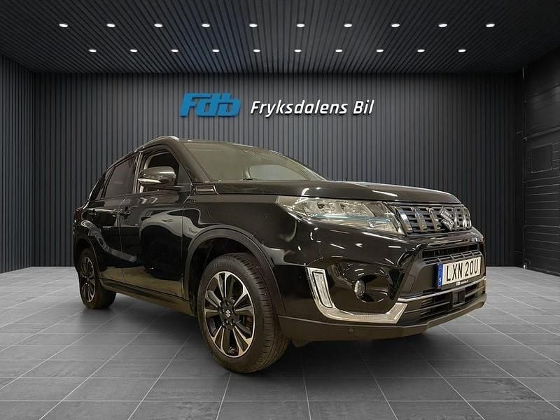 Svart Begagnad 2022 Suzuki Vitara SUV | 239 900 kr (Marknadspris) - Bild 1/4