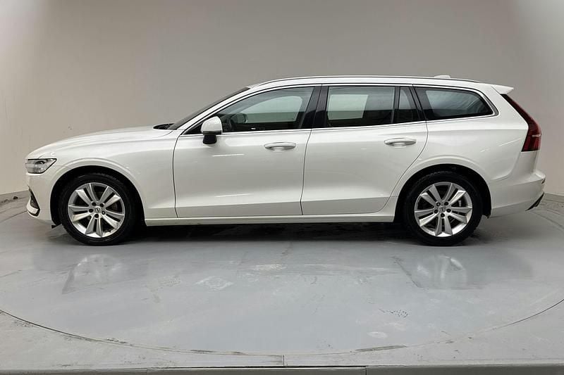 Begagnad Volvo V60 Momentum 197 HK (144 kW) 2021 Vit Kombi