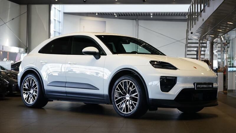 Vit Begagnad 2024 Porsche Macan 4 Electric SUV | 949 000 kr (Marknadspris) - Bild 1/4