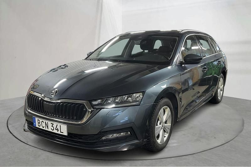 Grå Begagnad 2021 Skoda Octavia Kombi | 205 000 kr (Superpris) - Bild 1/4
