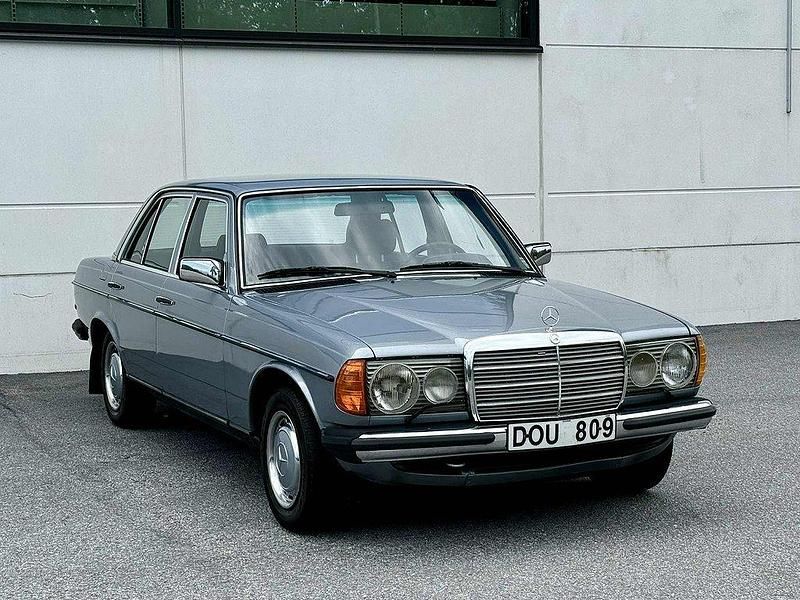 Begagnad Mercedes 230 SE 109 HK (80 kW) 1981 Ljusblå Sedan