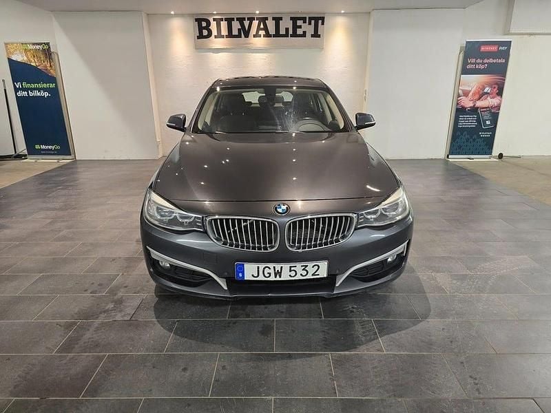 Grå Begagnad 2014 BMW 320 Gran Turismo | 119 900 kr (Marknadspris) - Bild 1/4