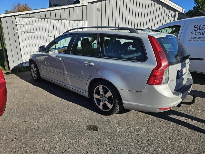 Vit Begagnad 2011 Volvo V50 Momentum Kombi | 35 000 kr (Superpris) - Bild 1/4