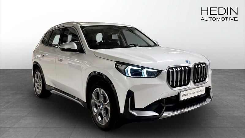 Begagnad 2023 BMW iX1 xLine SUV | 408 700 kr (Marknadspris) - Bild 1/4