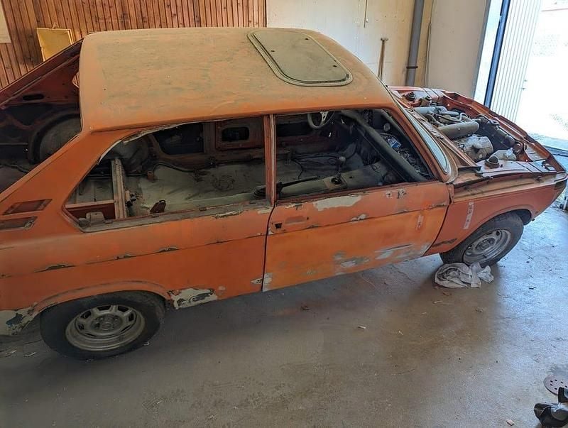 Orange Begagnad 1974 BMW 2000 Sedan | 50 000 kr - Bild 1/3