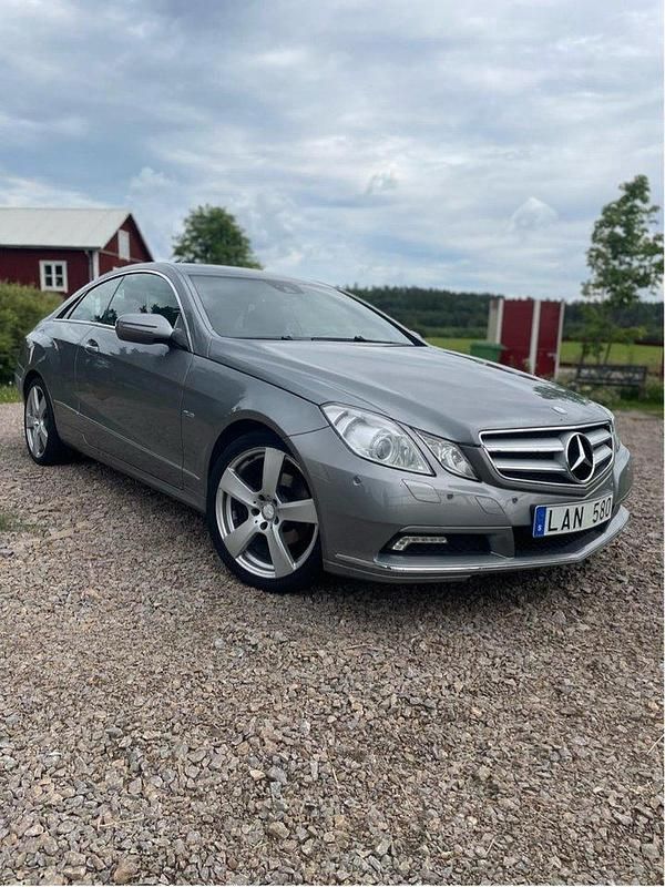 Silver Begagnad 2010 Mercedes E250 Sportkupé | 120 000 kr (Bra pris) - Bild 1/4