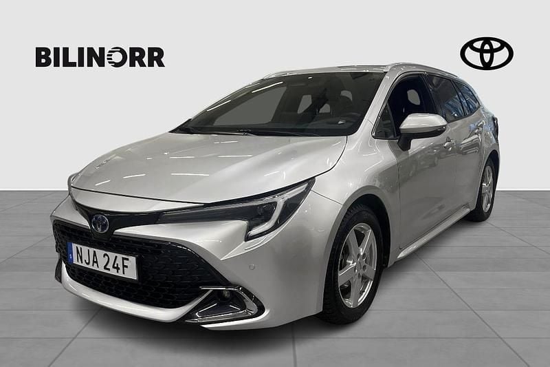 Begagnad Toyota Corolla Executive 141 HK (103 kW) 2023 Silver Kombi