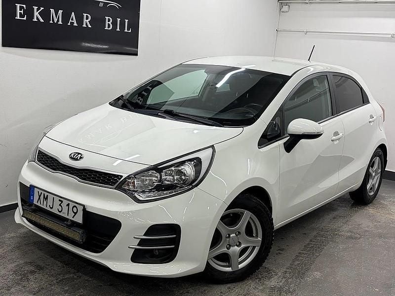 Vit Begagnad 2016 Kia Rio Halvkombi | 89 900 kr (Marknadspris) - Bild 1/4
