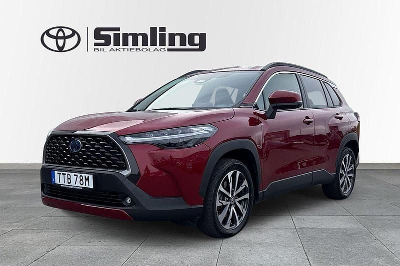 Röd Begagnad 2023 Toyota Corolla Cross Style SUV | 389 900 kr (Marknadspris) - Bild 1/4