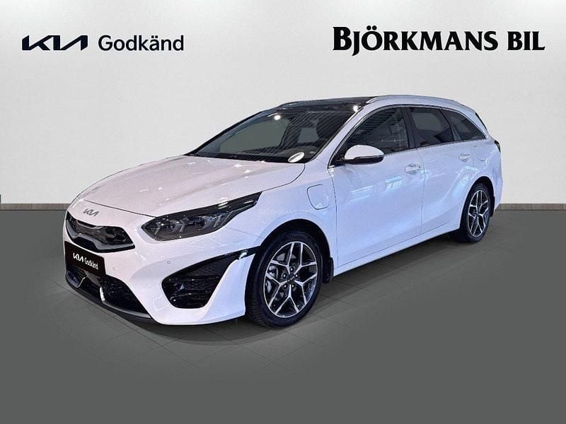 Vit (/hw2/ deluxe white m) Begagnad 2023 Kia Ceed Sportswagon Advance Kombi | 339 900 kr - Bild 1/4