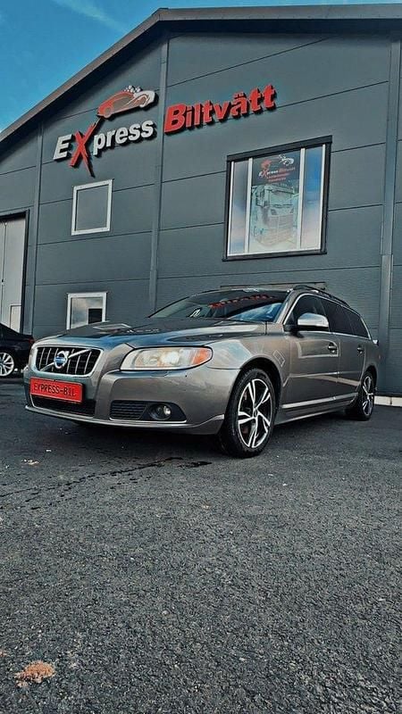 Grå Begagnad 2011 Volvo V70 Momentum Kombi | 69 000 kr (Marknadspris) - Bild 1/4