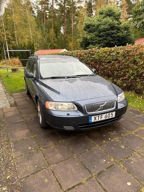 Blå Begagnad 2006 Volvo V70 Momentum Kombi | 33 500 kr (Marknadspris) - Bild 1/4