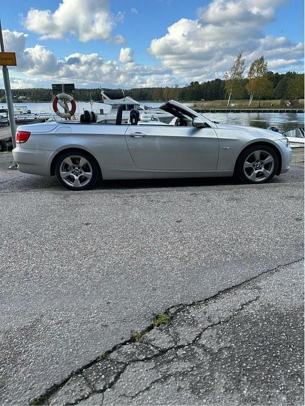 Begagnad 2009 BMW 320 Cabriolet Cab | 139 000 kr (Marknadspris) - Bild 1/4