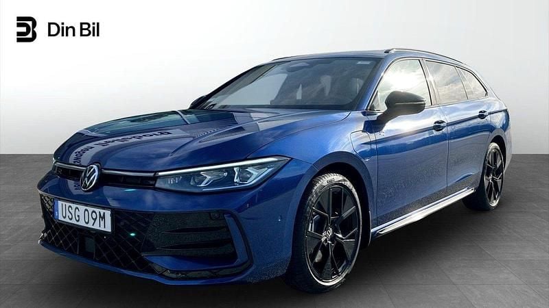 Blå Begagnad 2025 VW Passat R-line Kombi | 539 900 kr - Bild 1/4