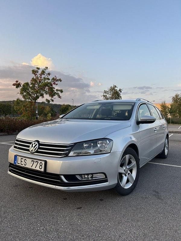 Silver Begagnad 2013 VW Passat Kombi | 46 500 kr (Bra pris) - Bild 1/4