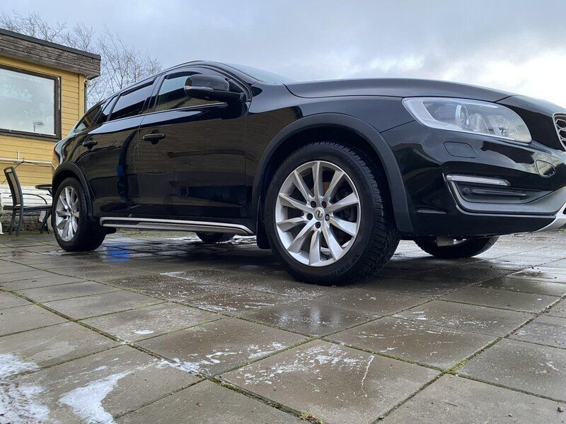 Svart Begagnad 2016 Volvo V60 CC Summum Kombi | 168 000 kr (Marknadspris) - Bild 1/4