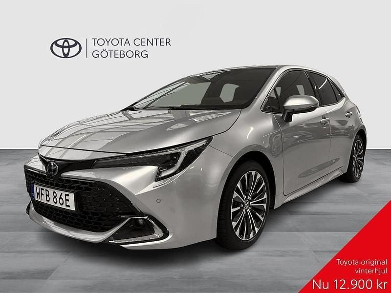 Silver Begagnad 2024 Toyota Corolla Hybrid Style Halvkombi | 269 900 kr (Bra pris) - Bild 1/3