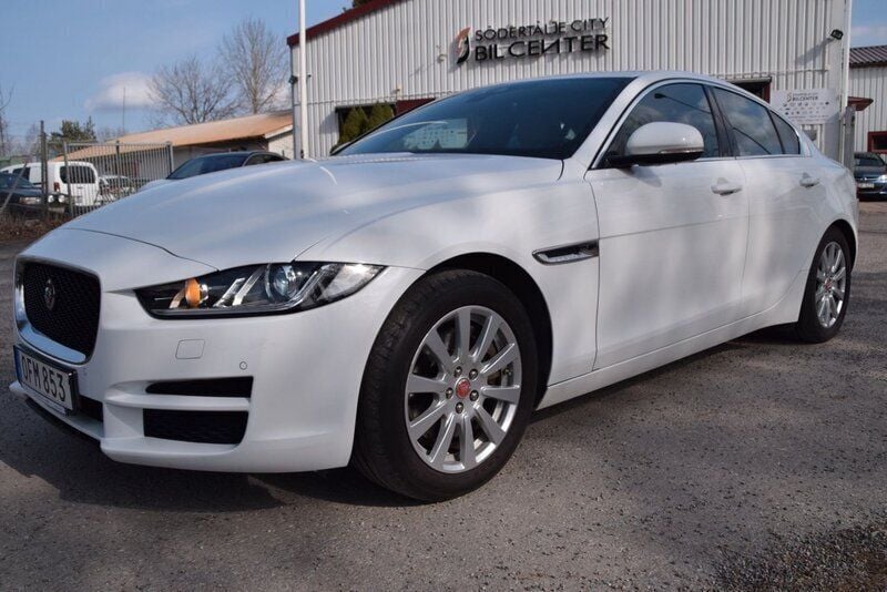 Vit Begagnad 2018 Jaguar XE Sedan | 199 900 kr (Marknadspris) - Bild 1/4
