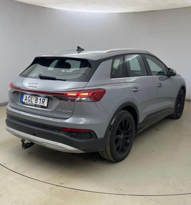 Begagnad Audi Q4 e-tron Advanced 150 kW (204 HK) 2023 Grå SUV