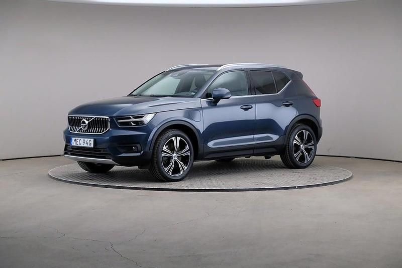 Mörkblå Begagnad 2022 Volvo XC40 Inscription SUV | 319 000 kr (Marknadspris) - Bild 1/4