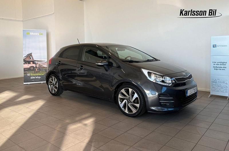 Grå Begagnad 2015 Kia Rio Halvkombi | 92 900 kr (Marknadspris) - Bild 1/4