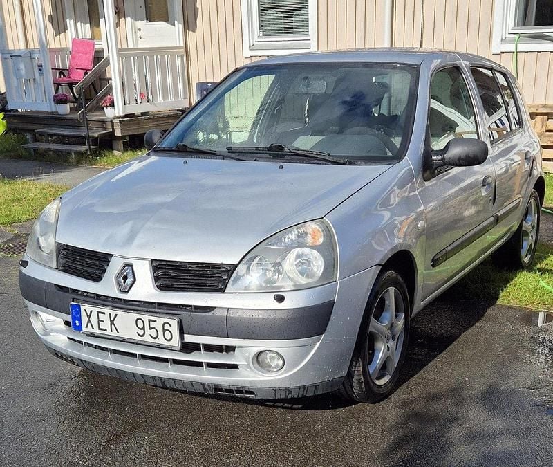 Grå Begagnad 2006 Renault Clio R.S. Authentique Halvkombi | 12 000 kr (Bra pris) - Bild 1/4