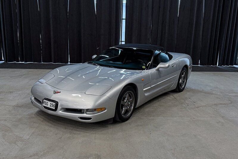 Ljusgrå Begagnad 1998 Chevrolet Corvette Cab | 249 900 kr (Marknadspris) - Bild 1/4