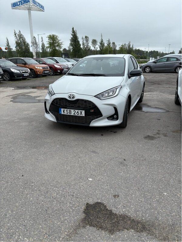 Grå Begagnad 2023 Toyota Yaris Hybrid Sport Halvkombi | 269 999 kr (Marknadspris) - Bild 1/4