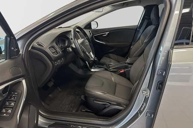 Begagnad Volvo V40 CC 151 HK (111 kW) 2019 Grå Kombi