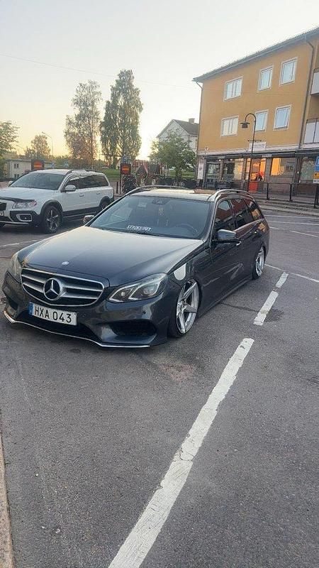 Grå Begagnad 2014 Mercedes E250 AMG Kombi | 210 000 kr (Dyr) - Bild 1/4