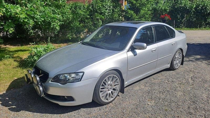 Silver Begagnad 2005 Subaru Legacy Sedan | 45 000 kr (Lite dyr) - Bild 1/4