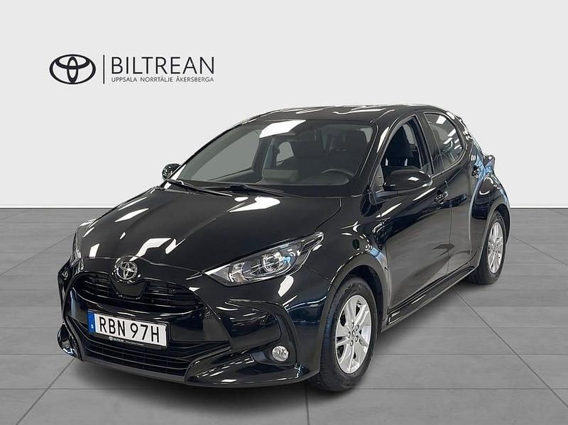 Svart Begagnad 2024 Toyota Yaris Hybrid Active Halvkombi | 259 000 kr (Lite dyr) - Bild 1/4